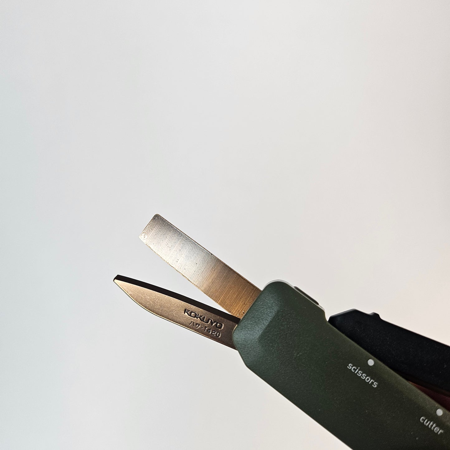 KOKUYO Hakoake 2Way Portable Titanium Scissors (Khaki)