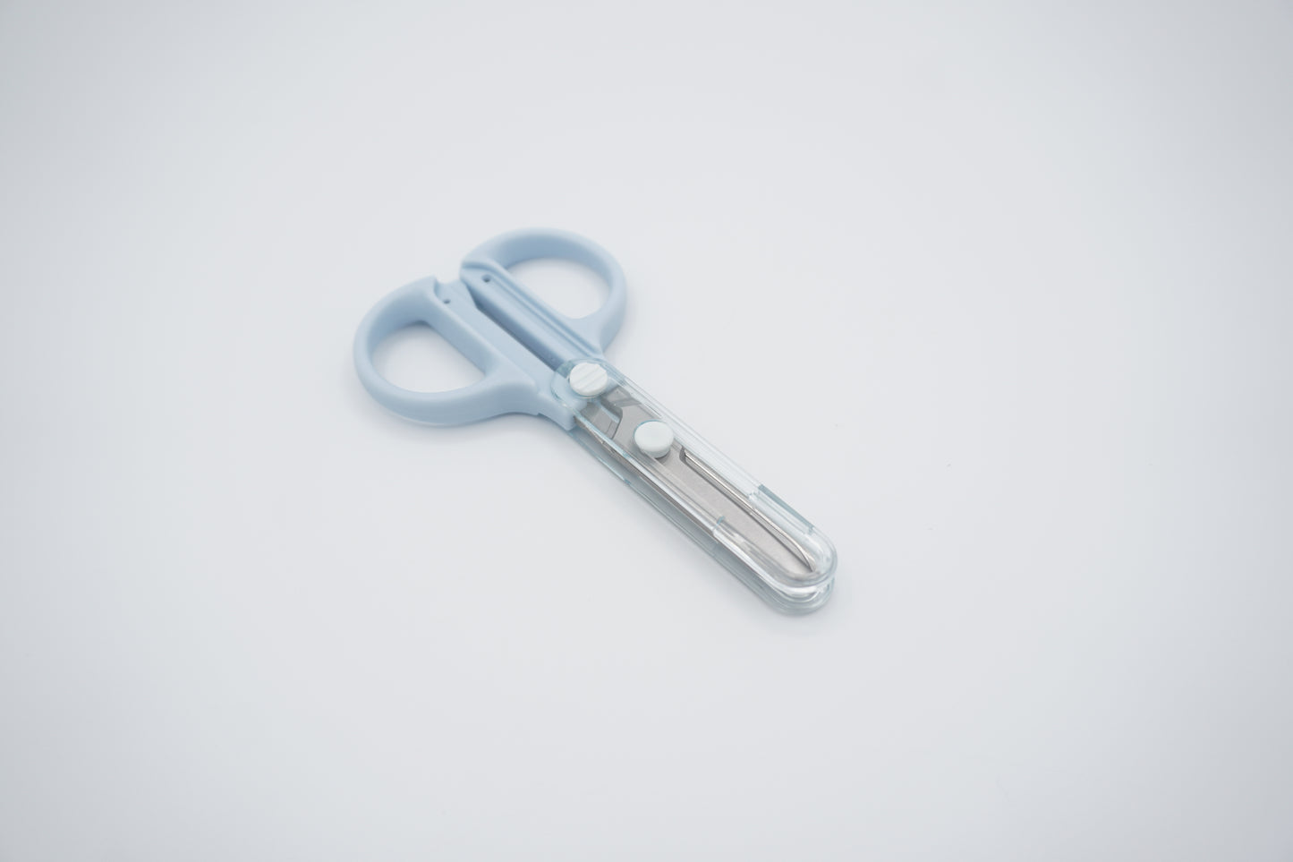 KUTSUWA Compact scissors with integrated cap