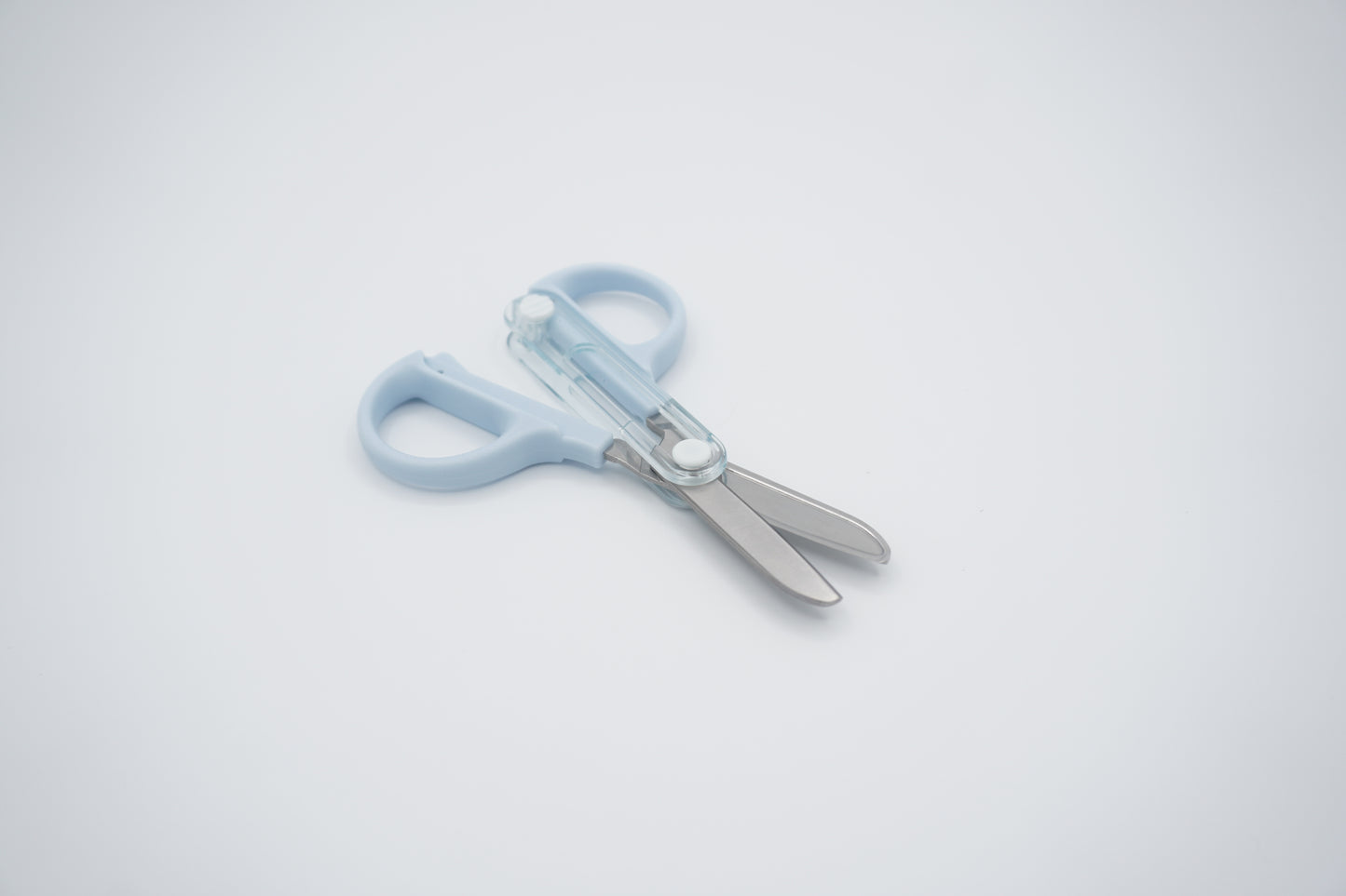 KUTSUWA Compact scissors with integrated cap
