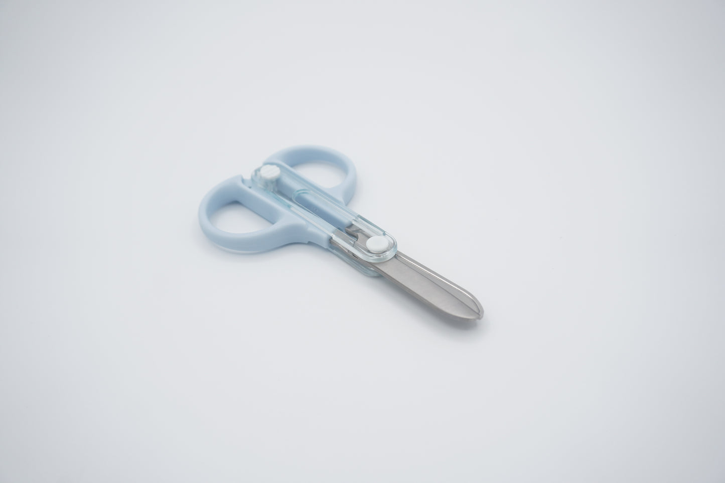 KUTSUWA Compact scissors with integrated cap